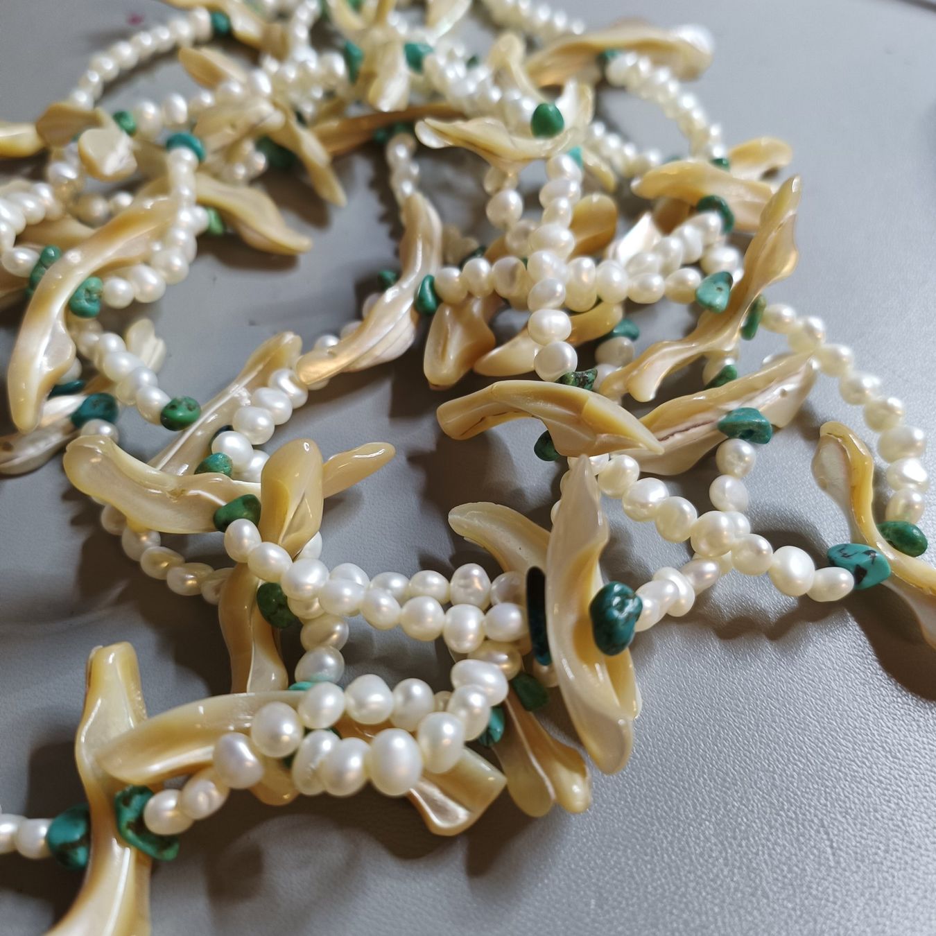 Catenine: Elegante Perlenkette mit Perlmutt und Türkis – Usato da Birr venduto da sen_8djr 9
