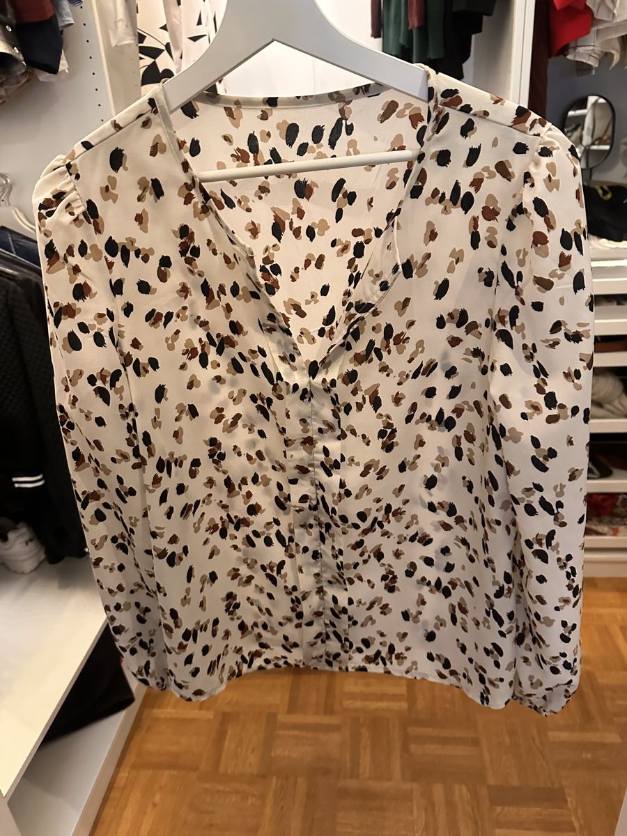 Shein Camicette: Shein Damenbluse mit Muster - Grösse L – Usato da Dierikon venduto da anfuchs