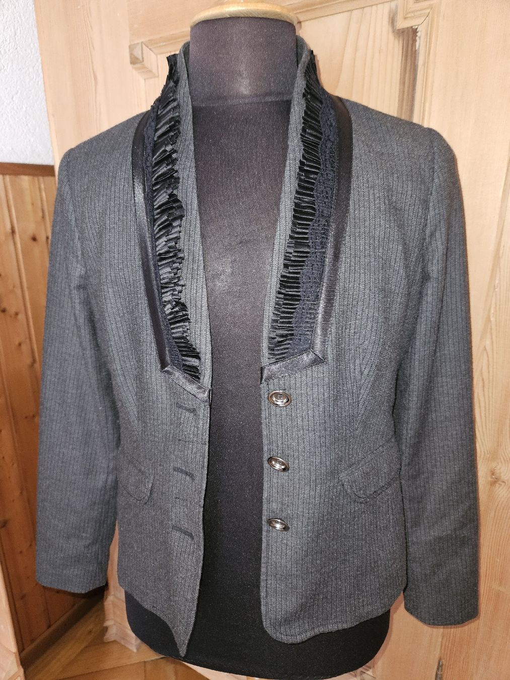 Jacken: Eleganter Damenblazer mit Rüschen, Grösse 40 – Gebraucht aus Rheineck von Eulalia40