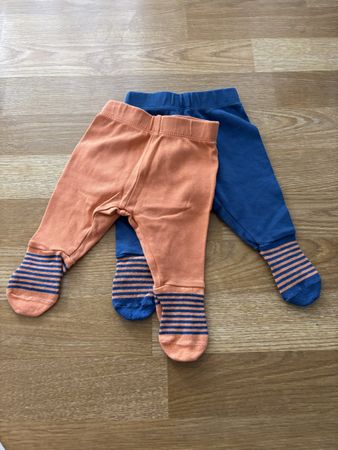 2 Baby Hosen mit Füsschen, Grösse 56