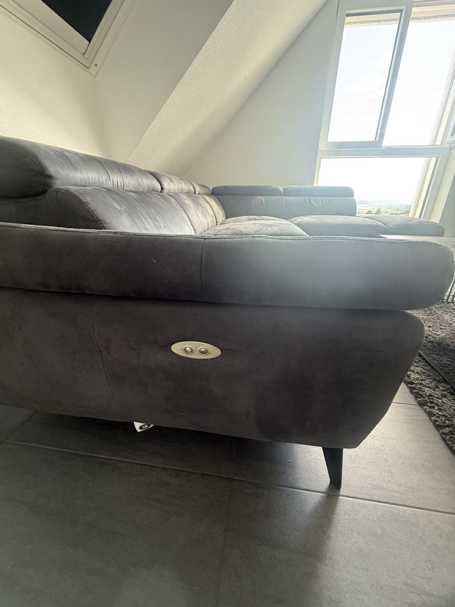Sofas: Ecksofa Elektronisch grau mit Tisch – D'occasion à Grenchen par Nando.O 1