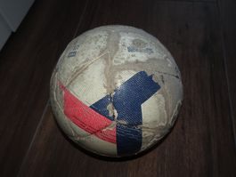Ballon de foot usé à vendre- parfait pour s'entrainer!