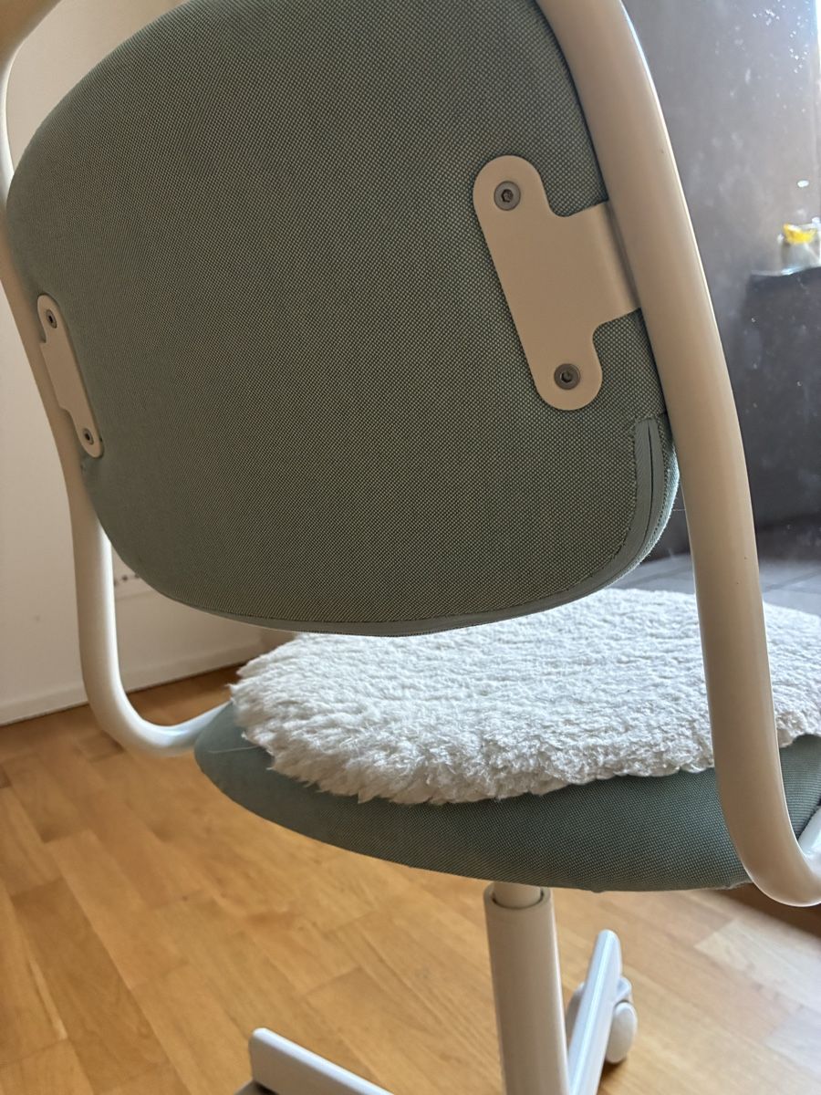 Ikea Sedie: Ikea Kinder Bürostuhl mit Rollen weiss hellblau – Usato da Basel venduto da leonharda 3