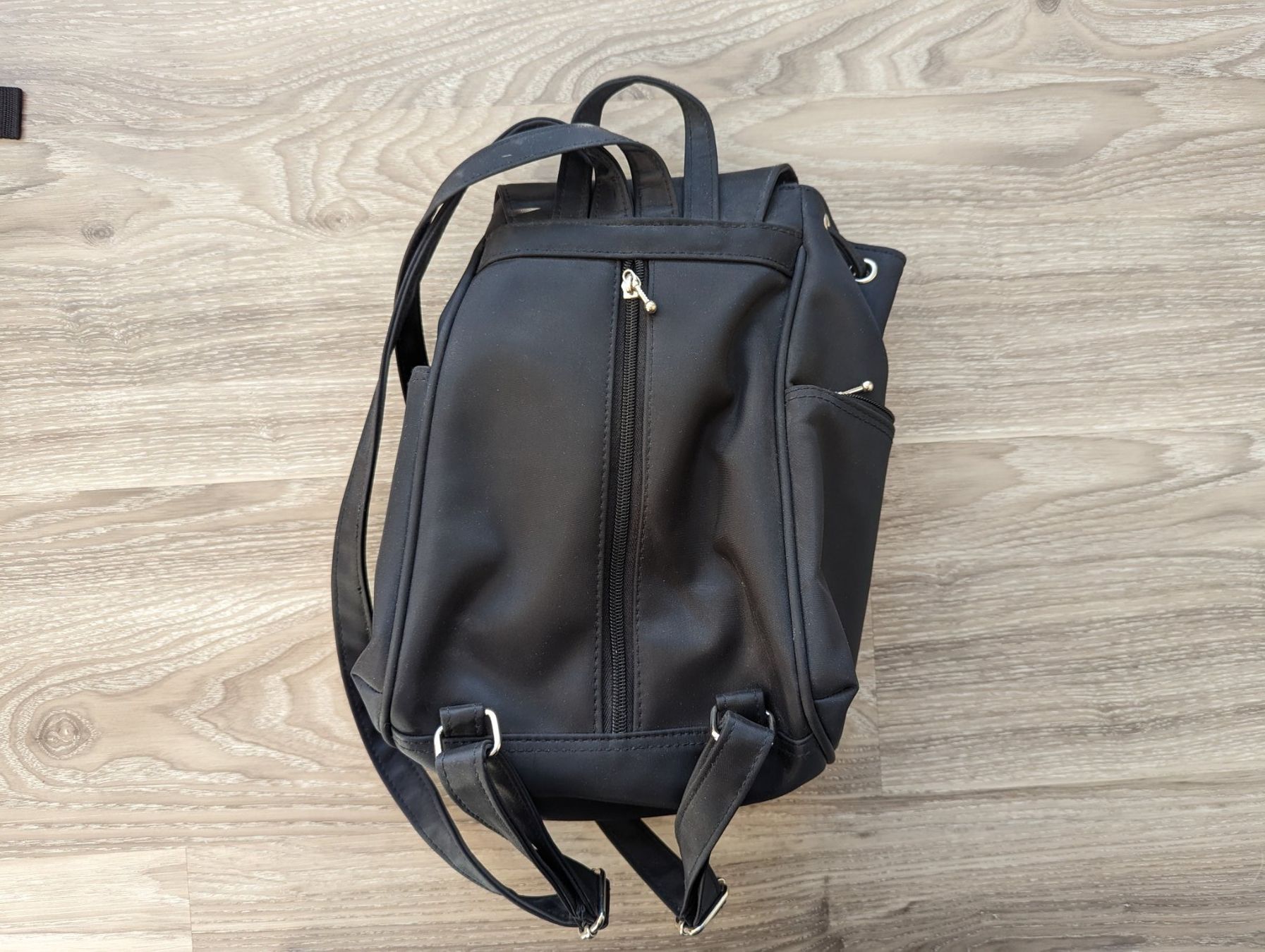 Calvin Klein Zaini: Calvin Klein | Kleiner schwarzer Lederrucksack – Nuovo (secondo la descrizione) da Wolfhausen venduto da janine621 1