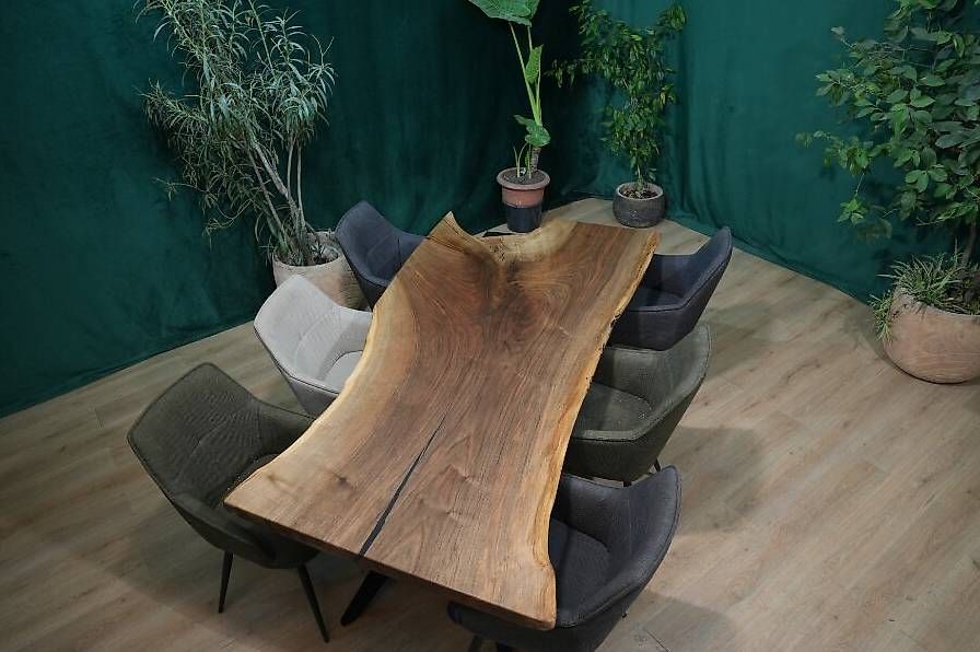 Articoli in legno: Nussbaum Baumscheibentisch aus einem Stück – Usato da Walchwil venduto da Swissdesign_Haag 1