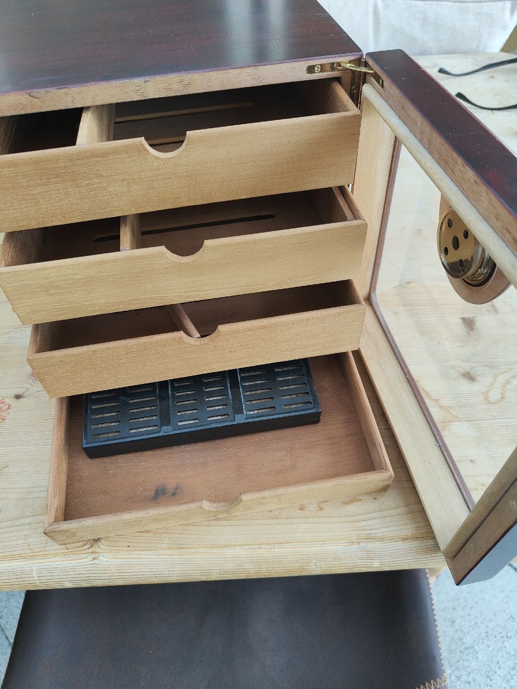 Humidor per sigari: Humidor mit Hygrometer Holz dunkelgebraucht – Usato da Speicher venduto da TKausirgendwo 1