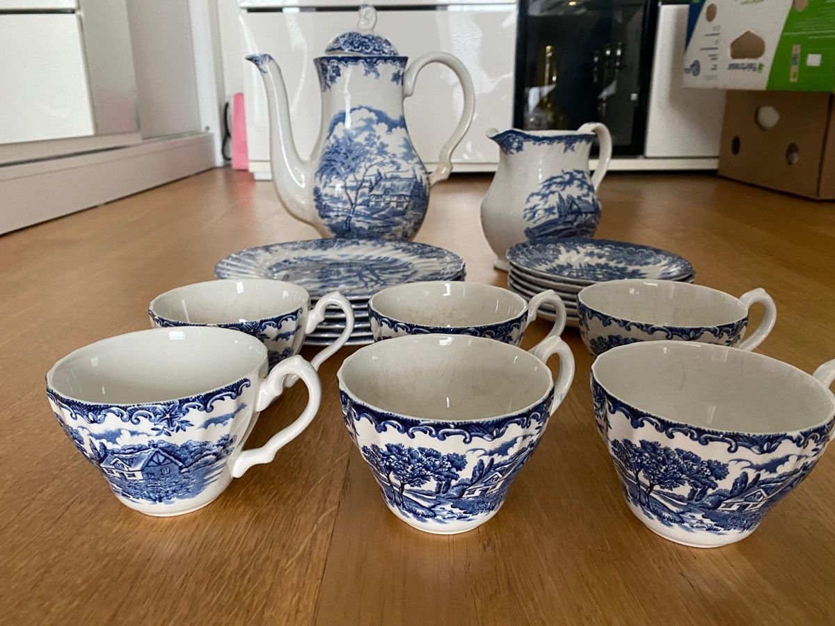 Englisches Porzellan Geschirr und Kaffee Set (Gebraucht) in Dübendorf für CHF 100 – nur Abholung auf Ricardo kaufen