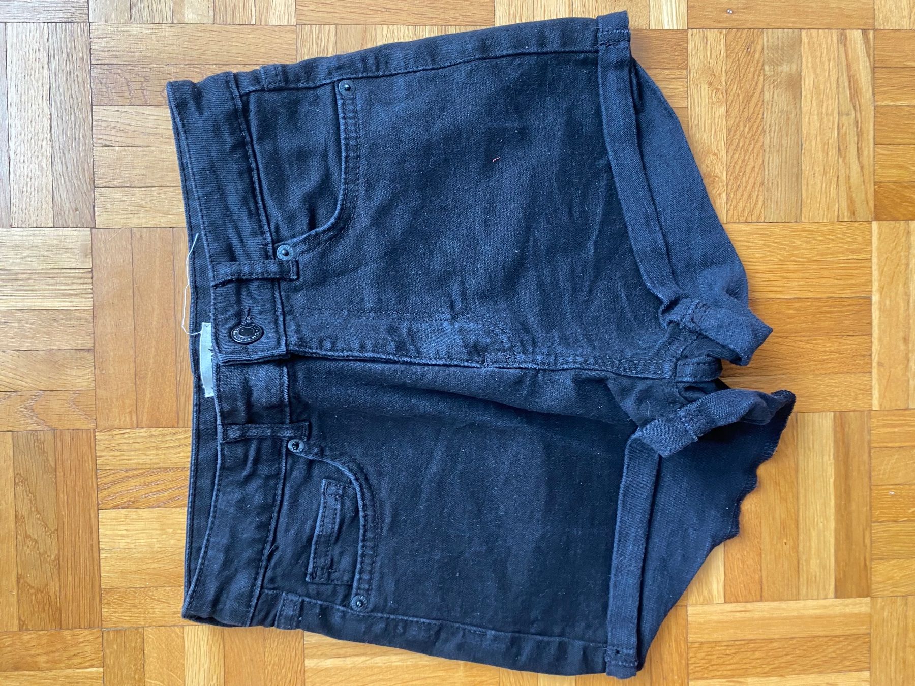 Tally Weijl Pantaloni: Short Tally Weijl noir, taille 36 – Usato da La Tour-de-Peilz venduto da leu_hnf6