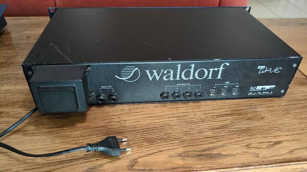 Waldorf Strumenti musicali: Waldorf Microwave rev. A + Stereoping Synth Programmer – Usato da Vevey venduto da OddEcho 1