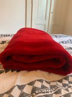 Kuschelige rote Decke / Red blanket