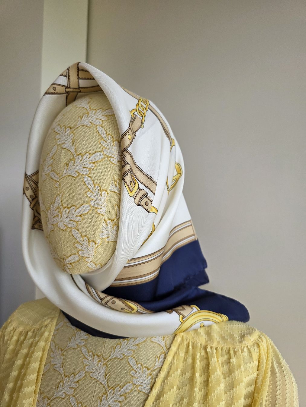 Celine Foulard & Sciarpe: Celine Seidentuch 80x80 cm Vintage – Usato da Zürich venduto da LIMAR 6
