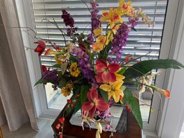 Sehr schönes künstliches Blumengesteck