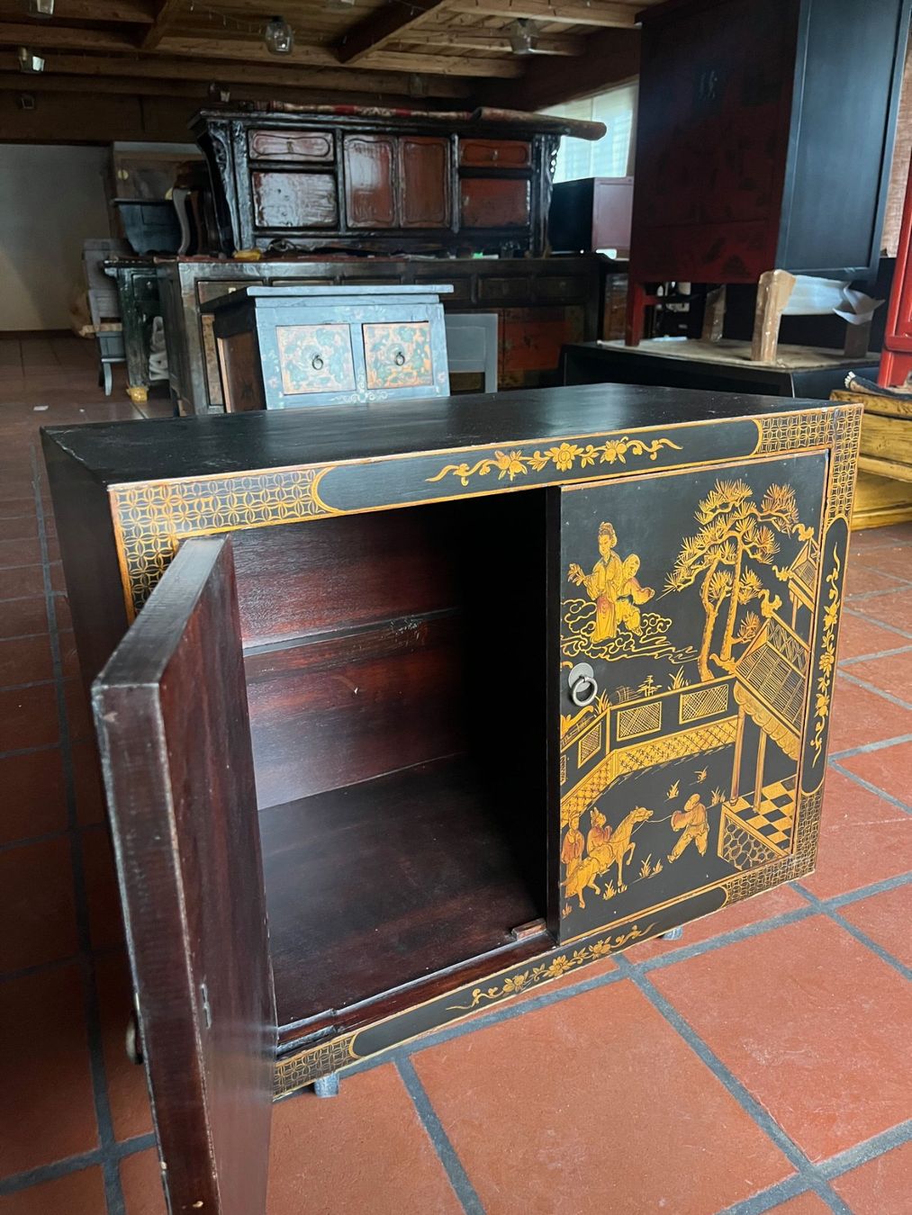 Cassettiere: Schwarze Kommode mit Goldmalerei – Nuovo (secondo la descrizione) da Cham venduto da mjg1901 3