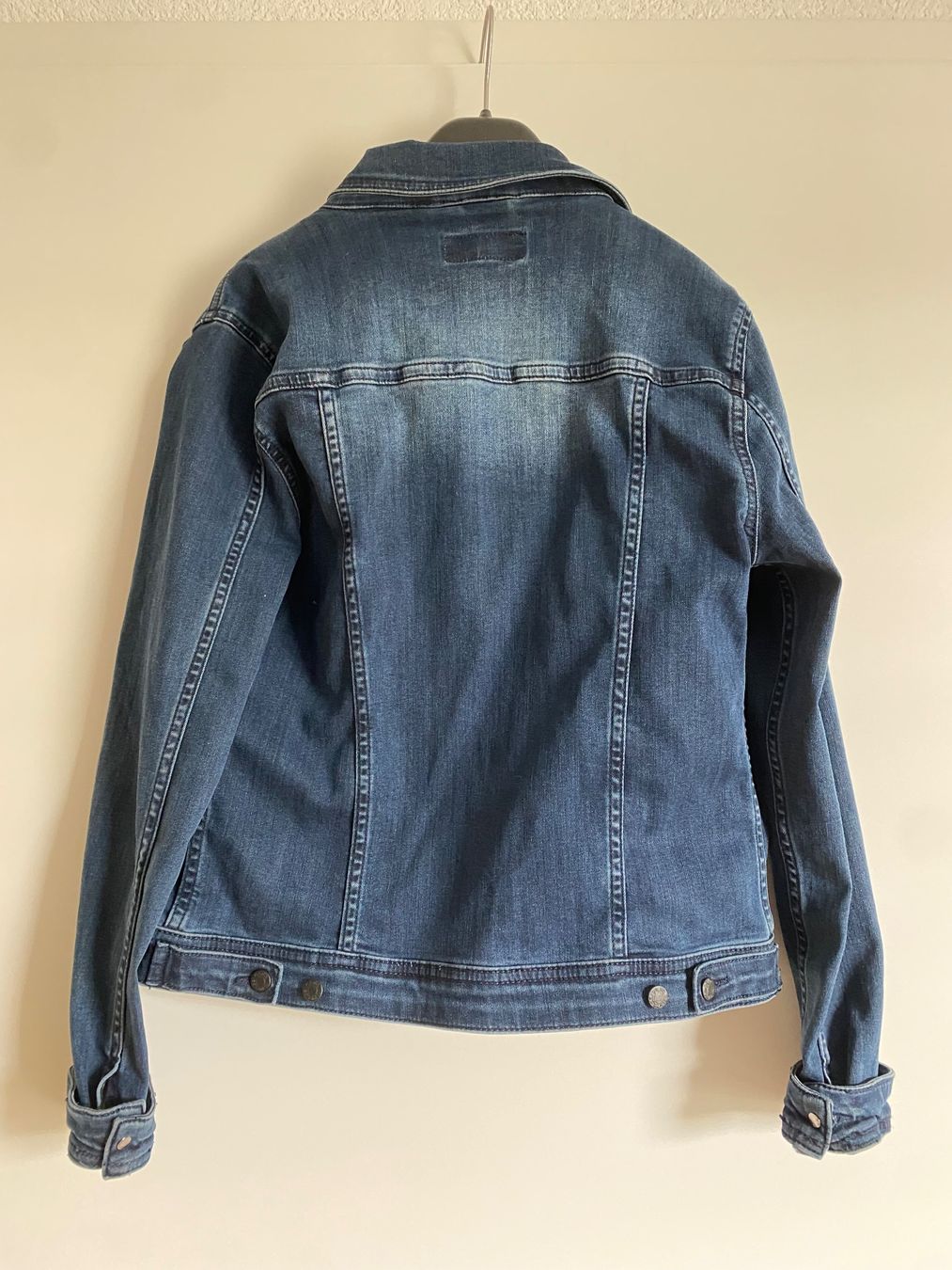 Giacche: Jeansjacke – Usato da Lützelflüh-Goldb venduto da flu_q9tg 1
