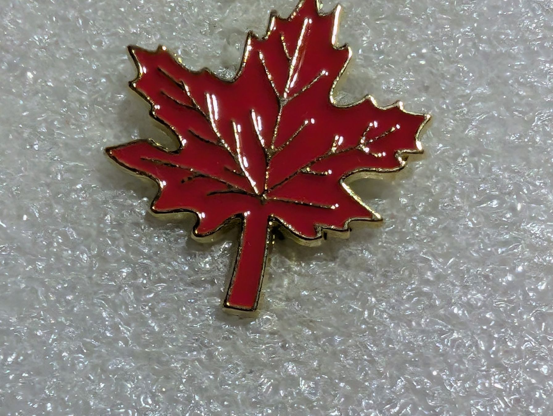 Placchette & Badge: Ansteckpin 106: Ahorn Blatt – Usato da Oppligen venduto da Pin-Fall-Shop