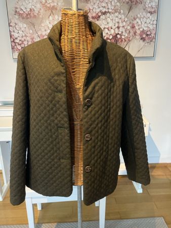 Steppjacke, olivgrün mit Holzknöpfen, ca. 40