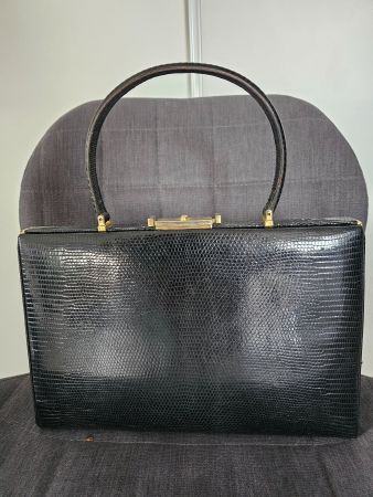 Sac Vintage des Années 60/70 en Cuir Noir et légers motifs
