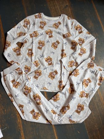Schönes Pyjama Gr. 128, Neu