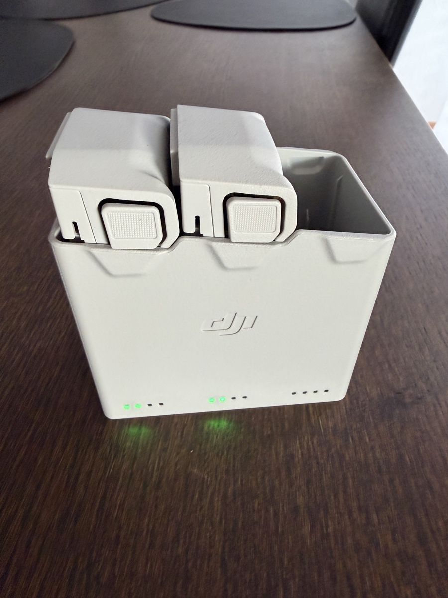 DJI Accus: DJI Mini 4 Pro Ladestation mit 2 Akkus – D'occasion à Kaltbrunn par 1010trainer