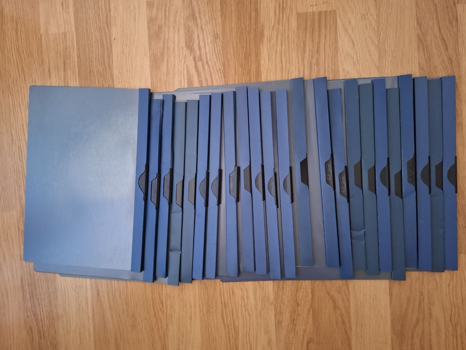 Raccoglitori: Bewerbungsmappen dunkelblau 23 Stk. – Usato da Stettlen venduto da CySpocy