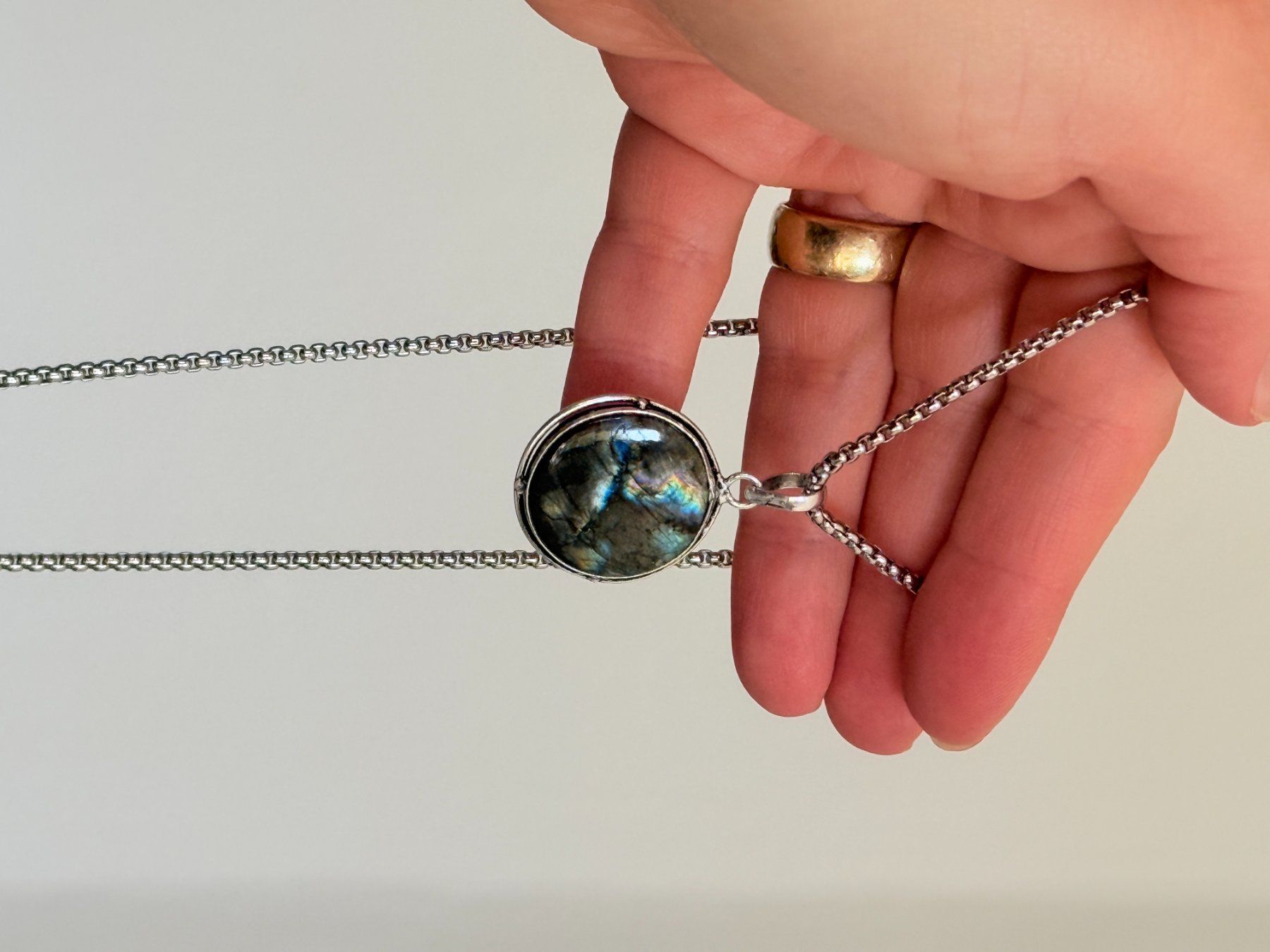 Ketten: Collier avec pendentif labradorite – Neu und originalverpackt aus Genève von AGBERG 7