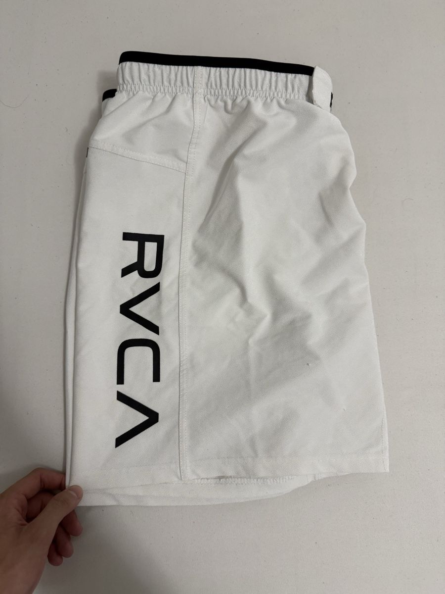 Lotti di vestiti: RVCA Grappling Shorts Weiß – Usato da Bern venduto da dav_gm8h 1