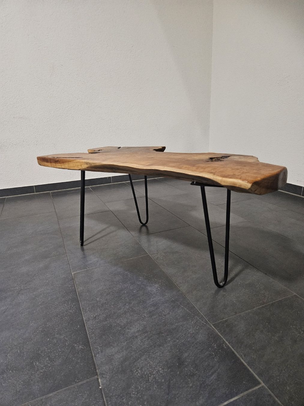 Tables: Couchtisch Baumkante mit Metallbeinen Unikat – D'occasion à Buchs ZH par rit_s6kv
