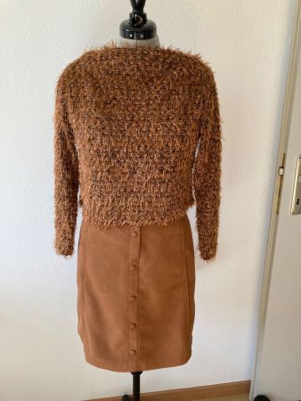 Leichter Herbstpullover mit Rock