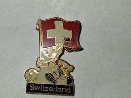 Pin Schweizer Flagge mit Maskottchen Striker WM in USA 1994