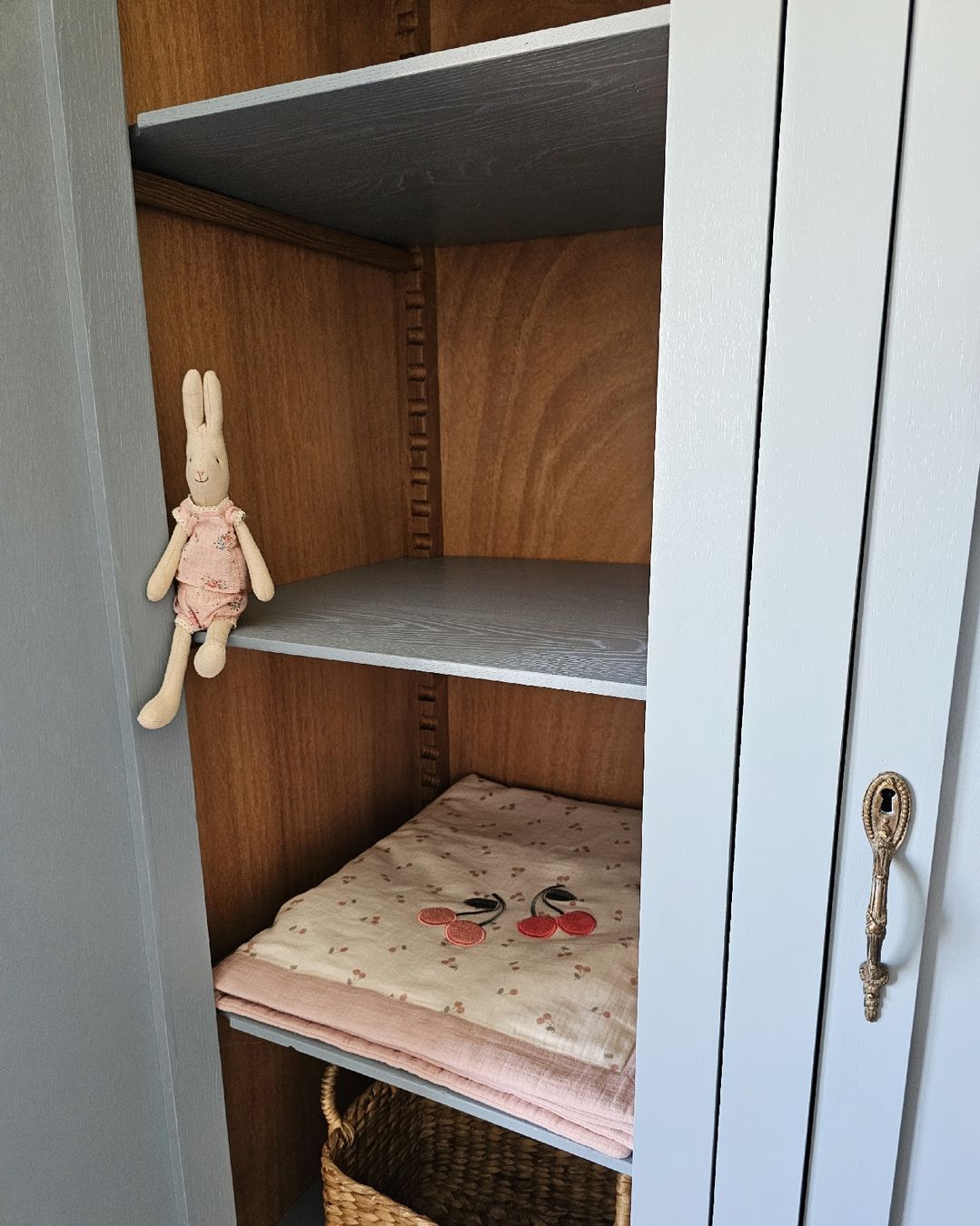 Schränke: Restaurierter Vintage Kleiderschrank  – Neu (gemäss Beschreibung) aus Genolier von kids_love_vintage 7