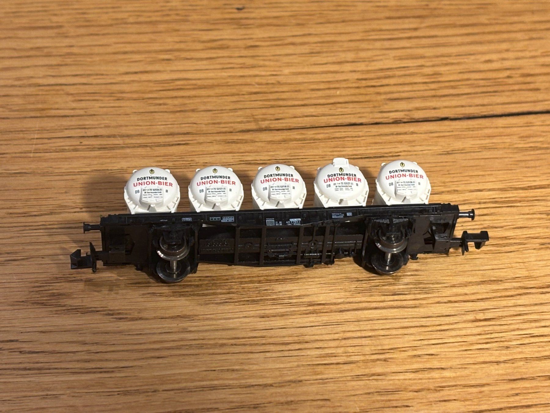 Modelleisenbahnen: e1766: Güterwagen mit Bierfässer (Spur N) – Gebraucht aus Birsfelden von Birs_25 3