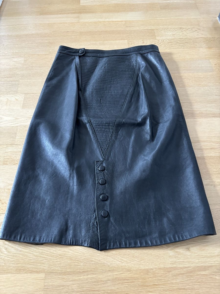 Saint Laurent Gonne: Leder Rock Yves Saint Laurent schwarz 40 – Usato da Fribourg venduto da dafral 1