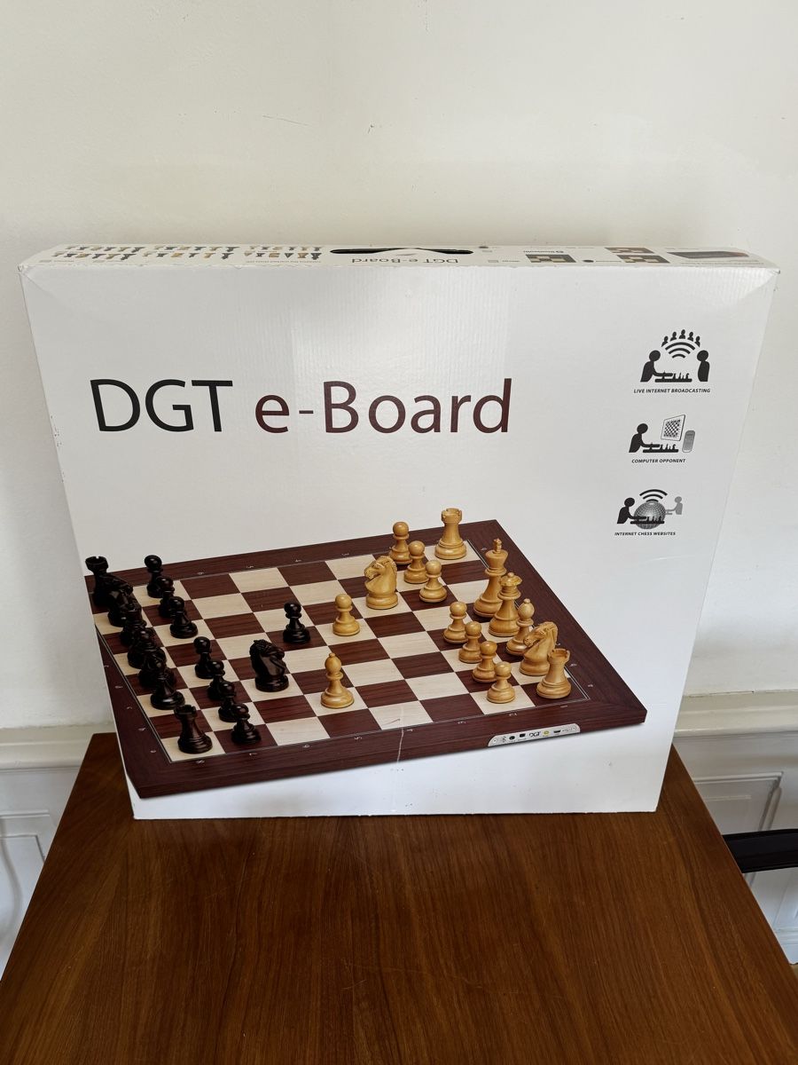 DGT Spiele: DGT e-Board Schachbrett Rosenholz USB mit Software NEU & OVP – Neu und originalverpackt aus Zürich von Nobs1