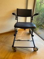 Alter Rollstuhl mit WC-Sitzfunktion