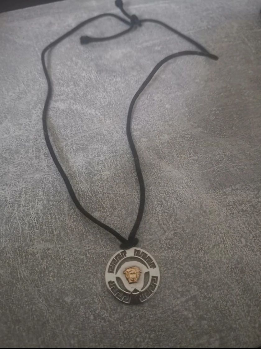 Versace Catenine: Collier Versace vintage unisexe médaillon doré – Usato da Troistorrents venduto da ami_mzq5