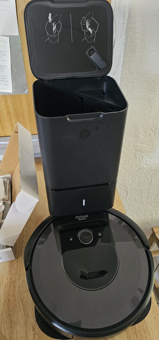 Irobot Aspirapolveri & Accessori: Roomba i7 – Usato da Azmoos venduto da Jadejo