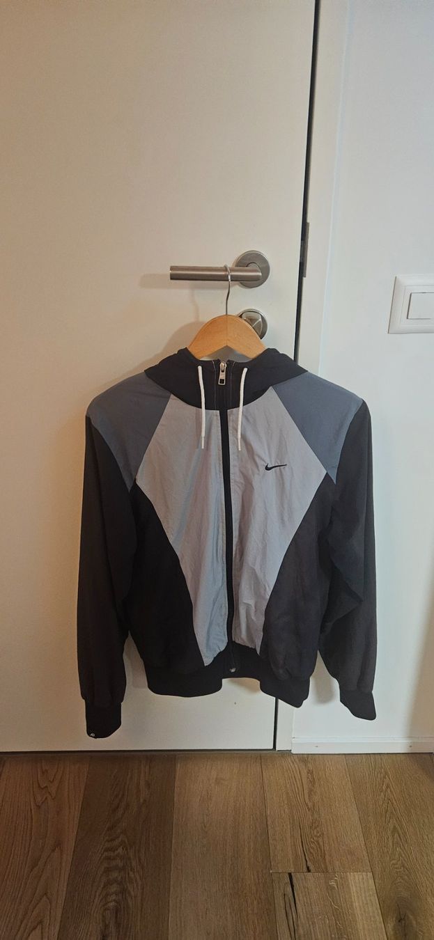 Nike Giacche: Leichte Nike Trainingsjacke mit Kapuze, Gr. S – Usato da Schwyz venduto da anv_vg9d