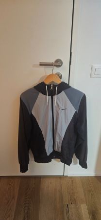 Leichte Nike Trainingsjacke mit Kapuze, Gr. S