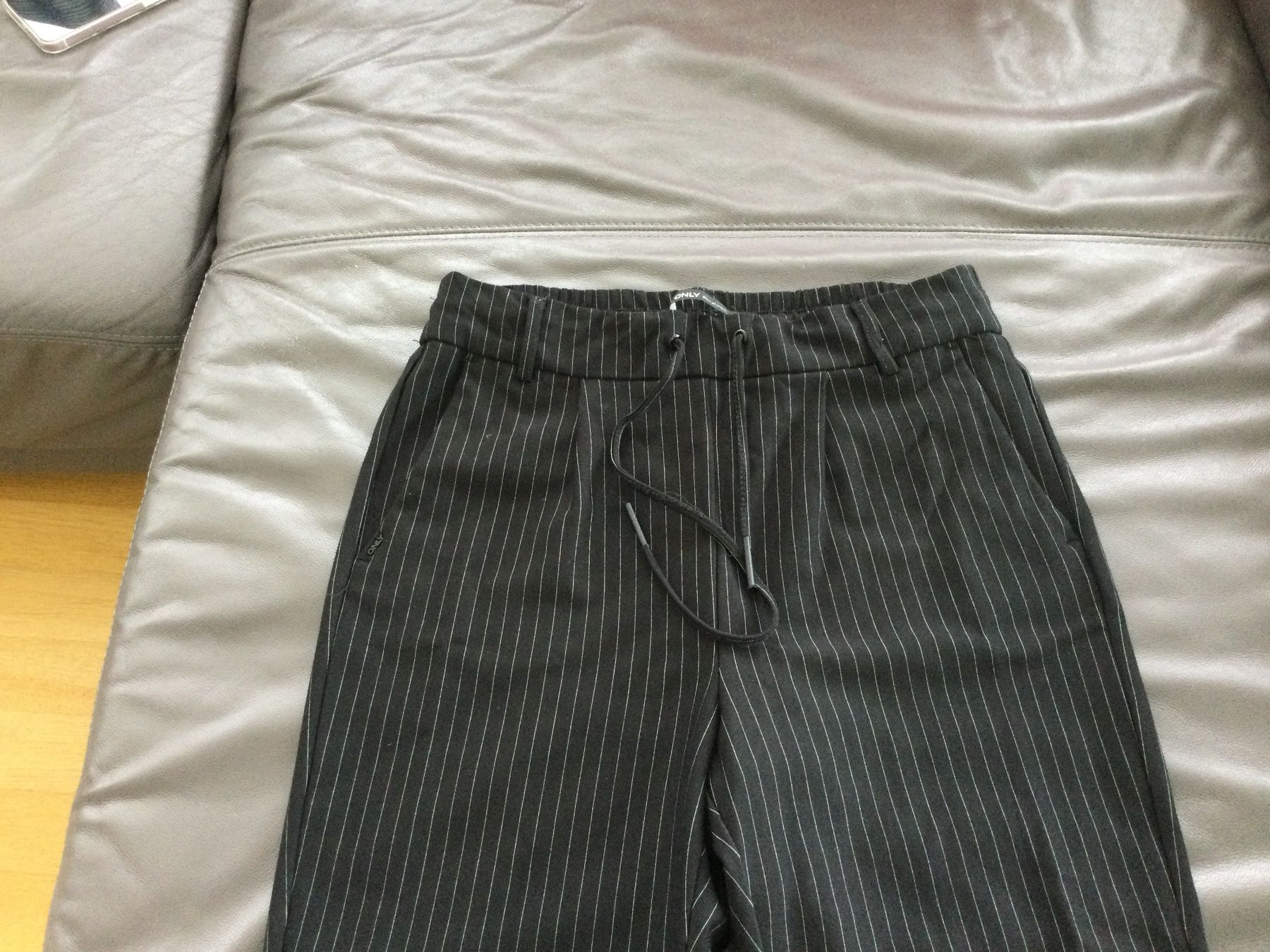 Only Pantaloni: Hose schwarz/gestreift – Usato da Horw venduto da Benny017 1