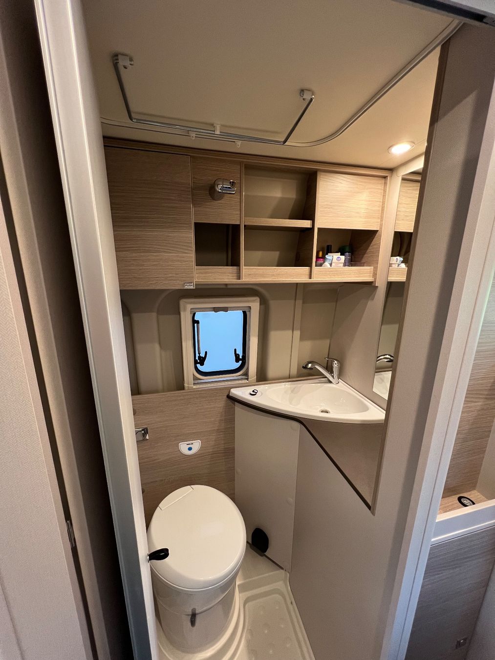 Bürstner Veicoli da campeggio: BÜRSTNER Camper C 600  Mit Garantie !Neuwagen! – Usato da Blumenstein venduto da reg_8ybn 6