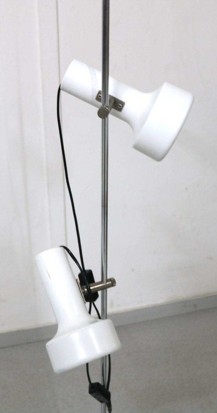 Lampade: Weisse Stehlampe mit zwei Spots – Usato da Volketswil venduto da brockipfannenstil 5