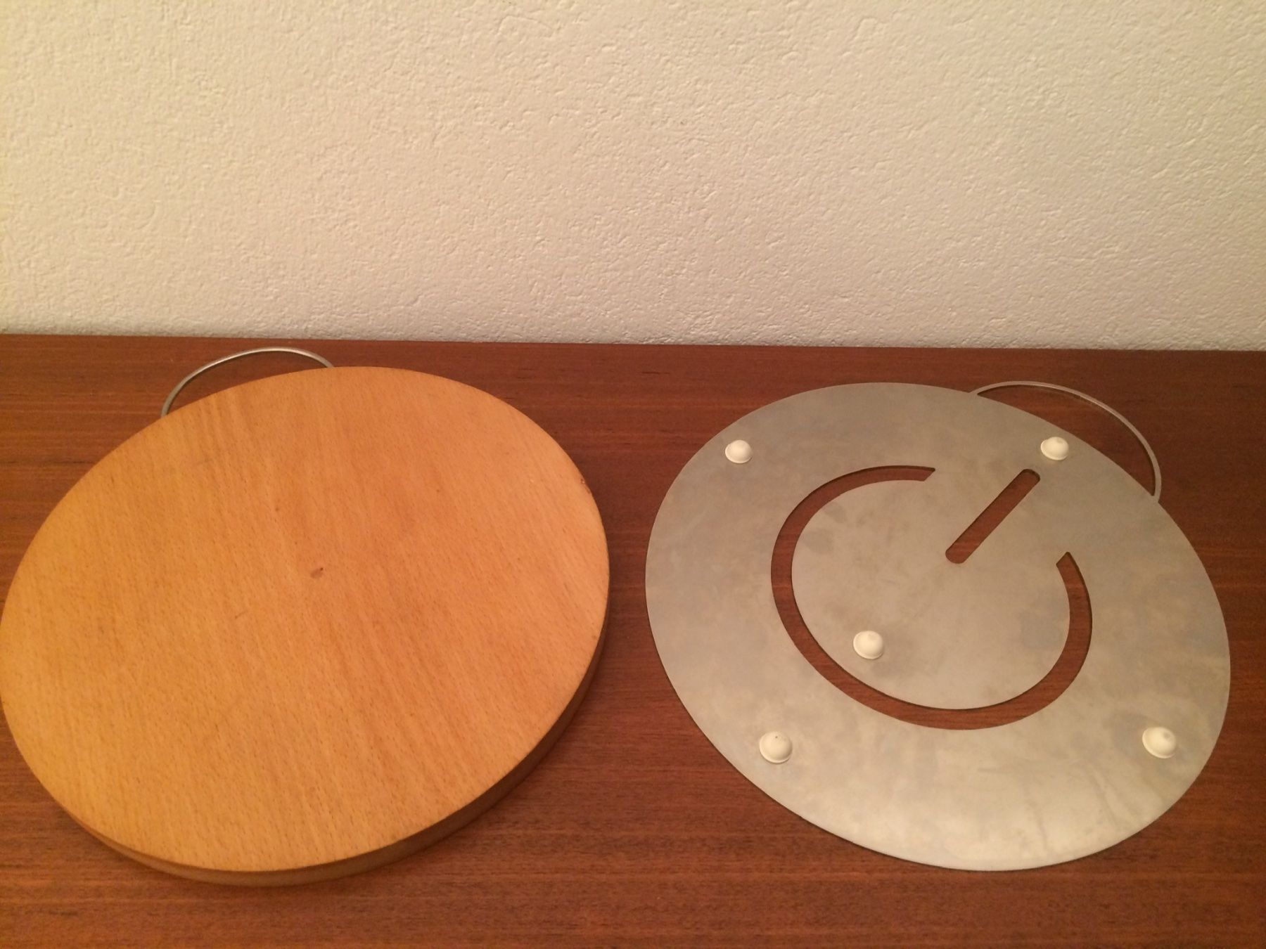 Elettrodomestici da cucina: Power Button Holz Schneidebrett + Edelstahl Untersetzer – Usato da Zürich venduto da Vintagewiesel 4