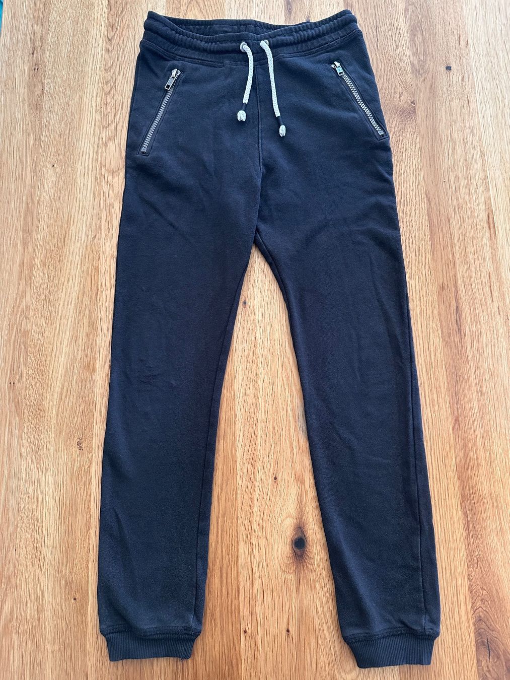 H&M Pantaloni: schwarze Trainerhose Jogginghose Grösse 140 – Usato da Illnau venduto da Xanny777