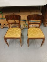 2 ANTIKE STÜHLE NUSSBAUM MIT GOLDFARBIGEM STOFFBEZUG VINTAGE
