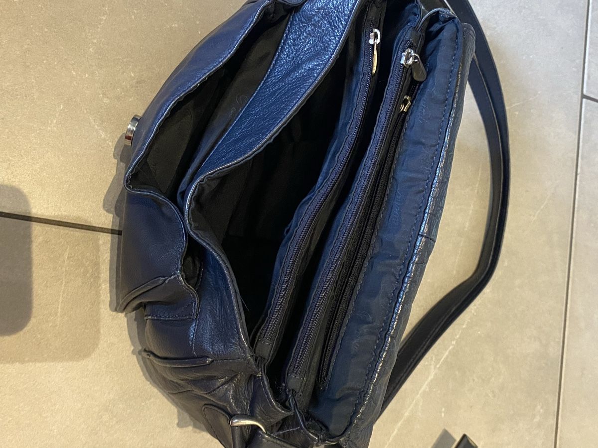 Borse da donna: Dunkelblaue Pavini Handtasche, Leder – Usato da Hünenberg See venduto da lar_9zjk 3