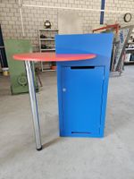 Ausstellungs-Stehtisch mit Schrank blau rot