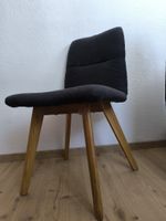 Vier Esszimmerstühle, schwarz mit Holzbeinen guter Zustand