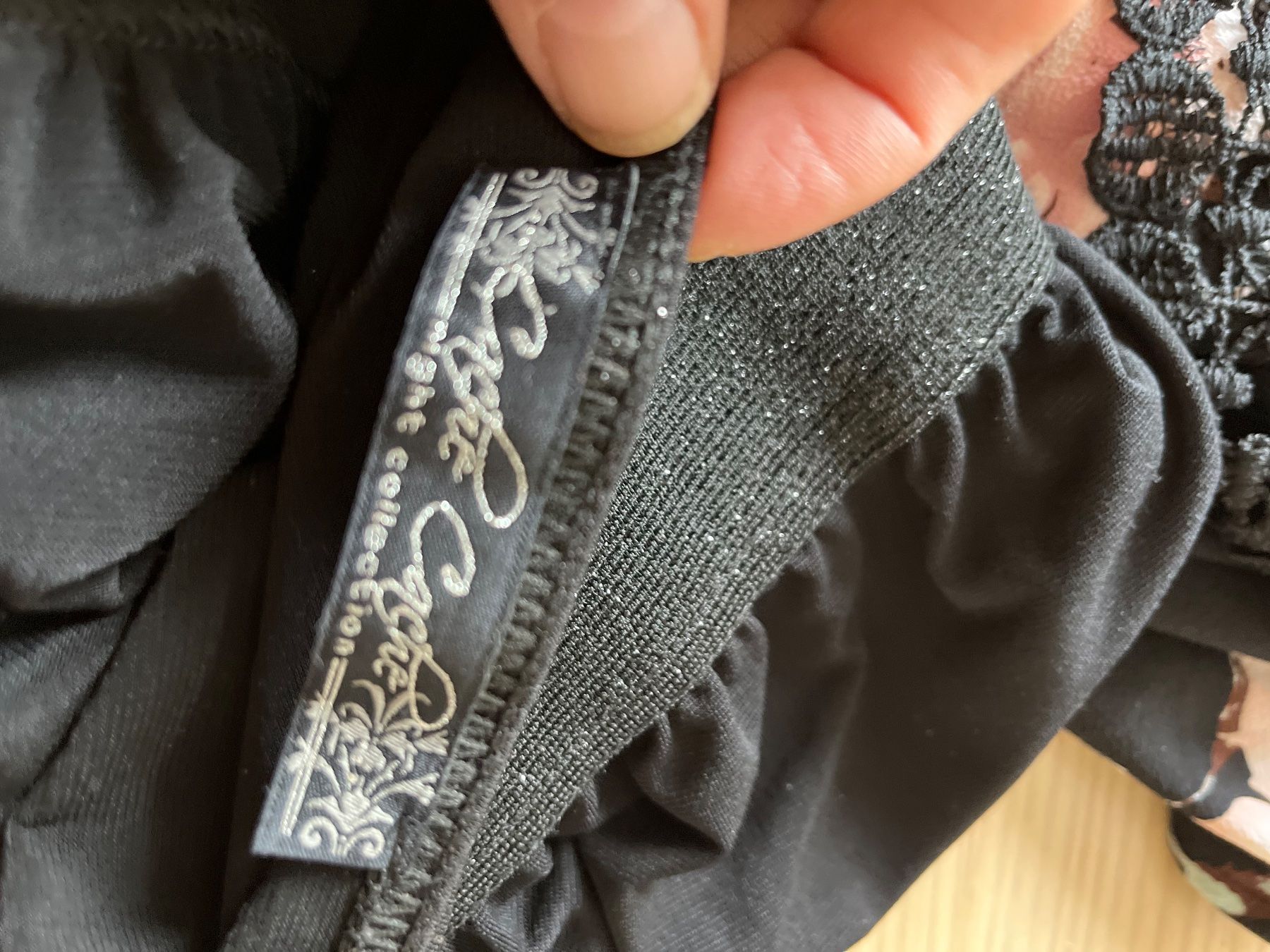 Kleider: Robe noire brillante Taille M Mel – Gebraucht aus Veyrier von kimedovapa 2