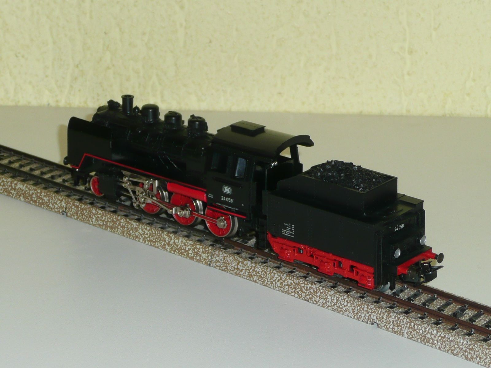 Märklin Modellini di ferrovie: Märklin " Dampflok mit Tender DB 24058 " – Usato da Kriens venduto da Taurus12 2