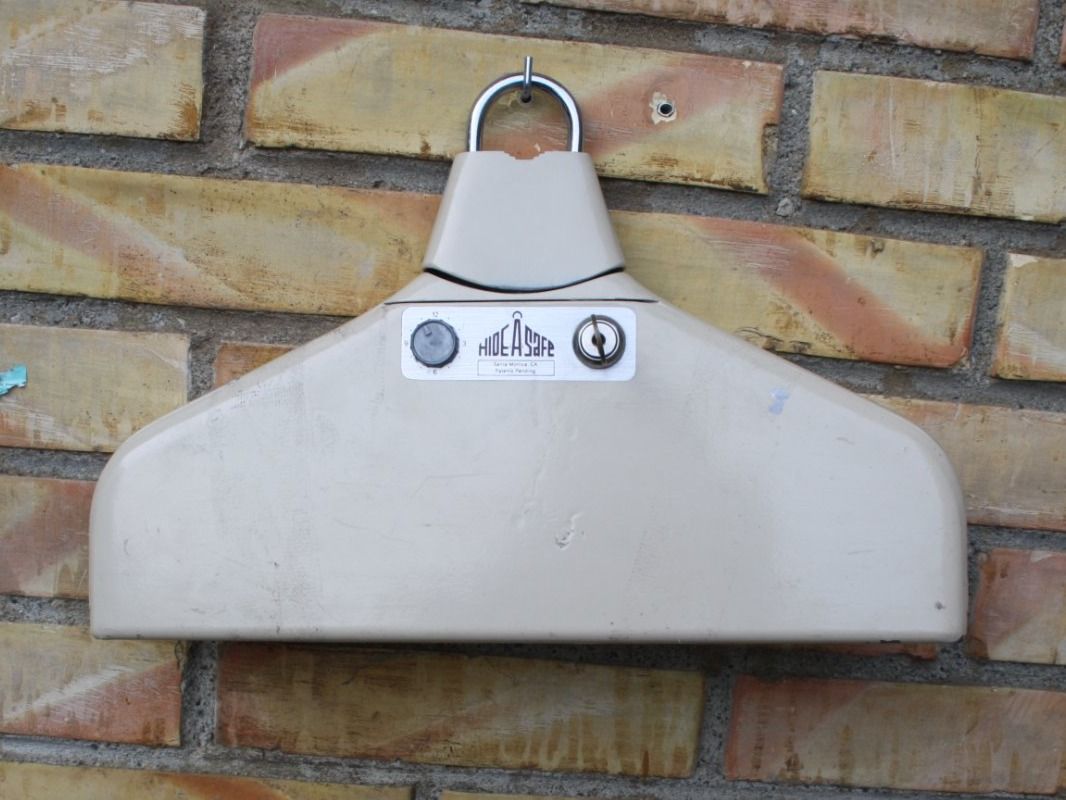 Tresor: VINTAGE HIDEASAFE  BÜGEL SAFE – Gebraucht aus Wauwil von Pneuedy
